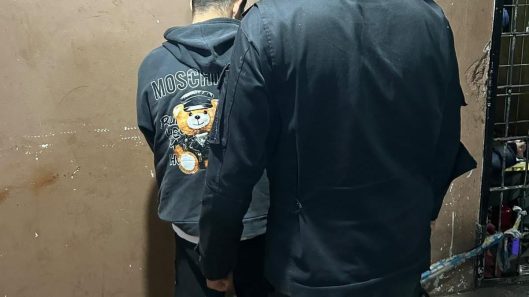 detenido hombre acusado de tomar del cuello y amenazar con un cuchillo a su expareja