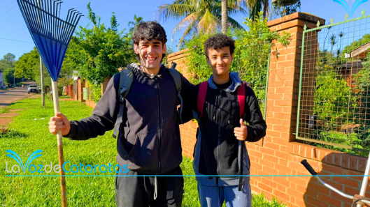 estudiantes cortan el pasto