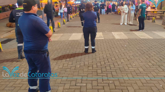 mujer deambula desnuda por la calle