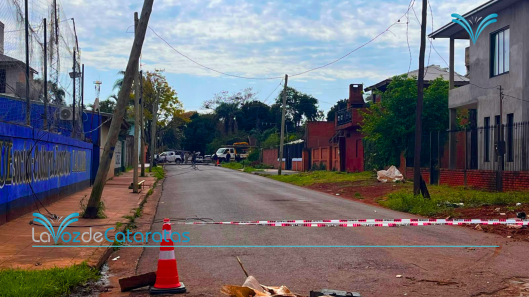 un camion tumbo 6 postesy dejo sin luz iguazu