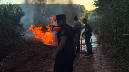 una camioneta se incendió en la zona portuaria