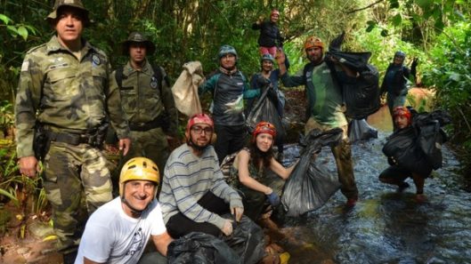 voluntarios-retiram-quase-uma-tonelada-de-lixo-em-acao-no-arroio-jupira-6266ac0bbc3a0